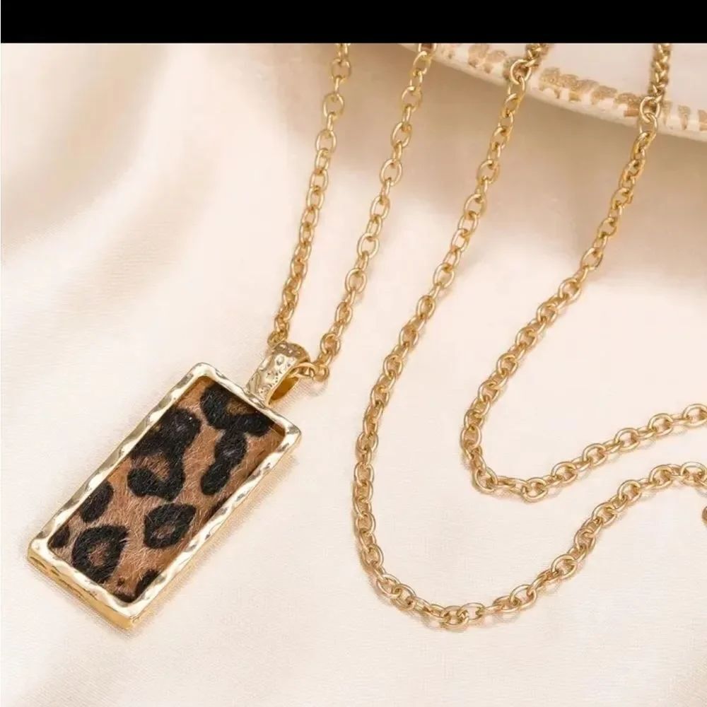 Leopard Rectangle Necklace - Picture 4 of 5